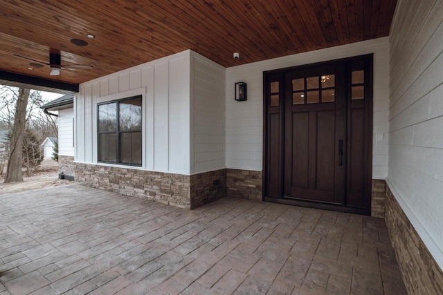 property entrance featuring ceiling fan