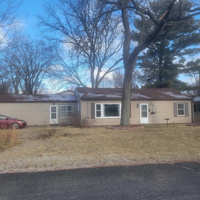 single story home with a front lawn