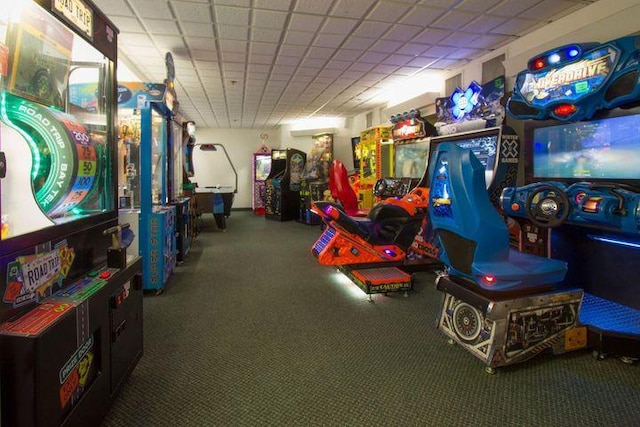 recreation room with carpet