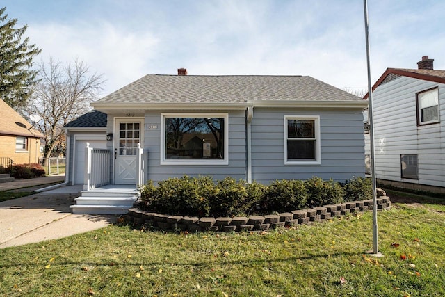 bungalow featuring a front lawn