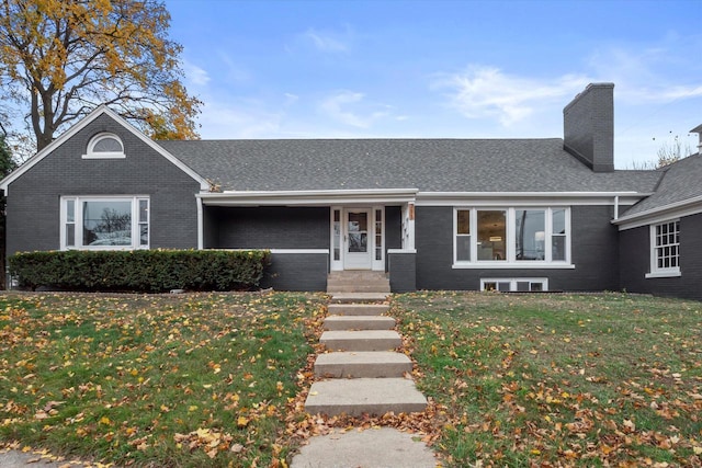 view of front of property featuring a front lawn