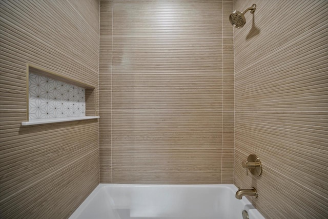 bathroom featuring tiled shower / bath combo