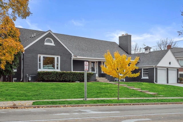 view of front facade featuring a front lawn and a garage