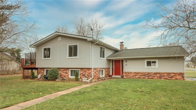 tri-level home featuring a front lawn