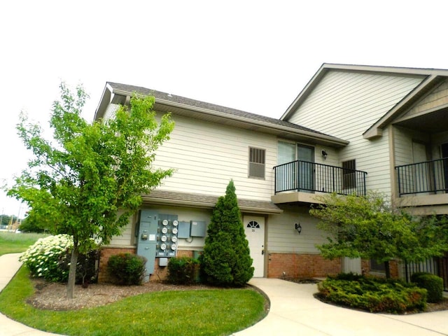 view of front of property with a balcony