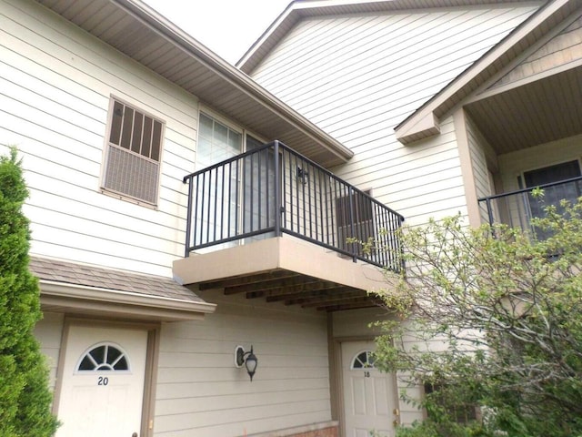 property entrance featuring a balcony