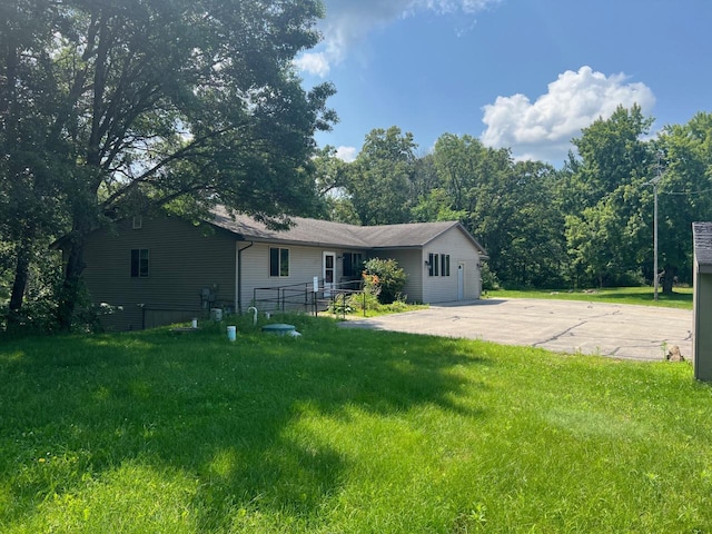 view of front of property featuring a front yard