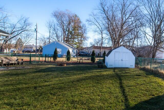 view of yard with a shed