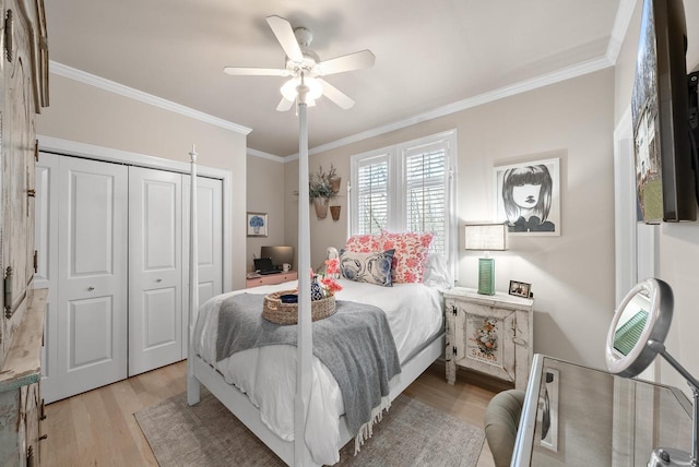 bedroom with a closet, ceiling fan, crown molding, and light hardwood / wood-style floors