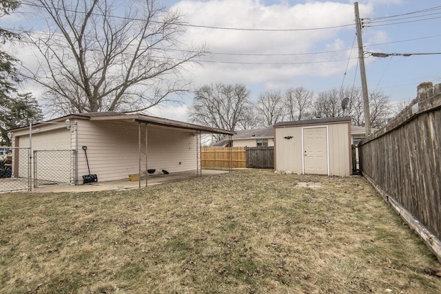 view of yard with a storage unit