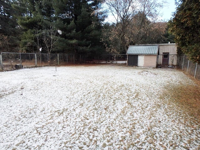 view of yard featuring an outbuilding