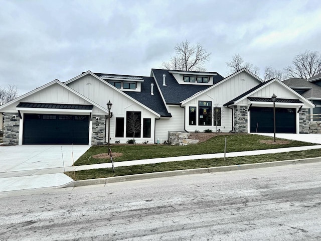 view of front facade featuring a garage and a front yard