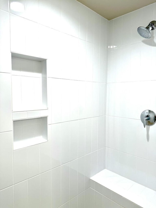 bathroom featuring a tile shower