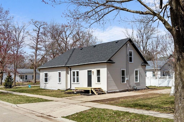 view of front of home with a front lawn