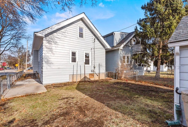 back of house featuring a yard