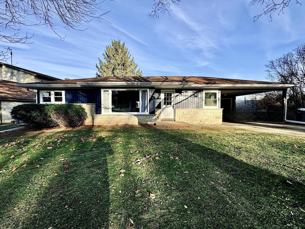 view of front of property featuring a carport and a front lawn