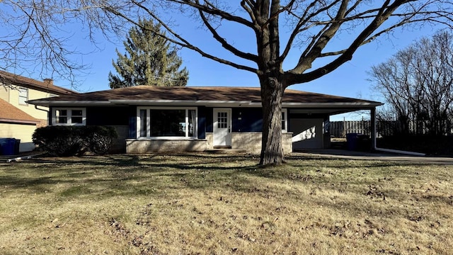 view of front of property featuring a front lawn and a carport