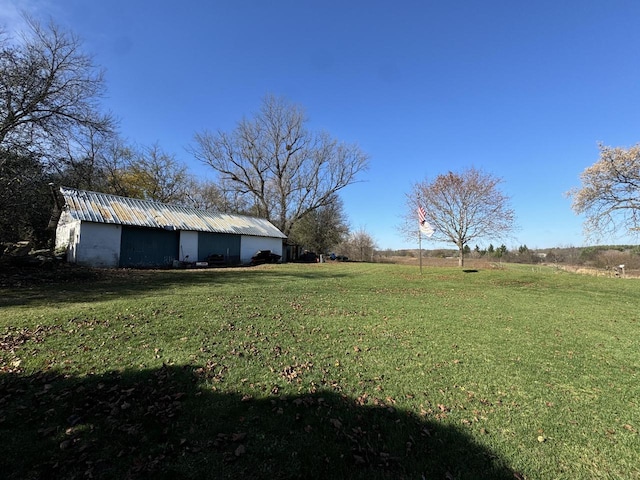 view of yard with an outbuilding