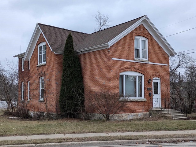 view of front facade with a front yard