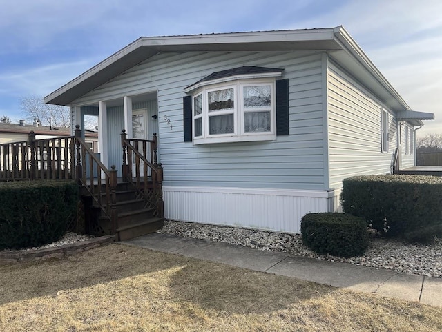 manufactured / mobile home featuring a porch