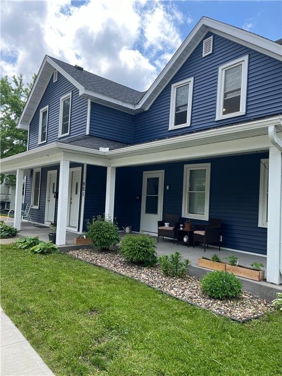 view of front of home with a front yard and covered porch