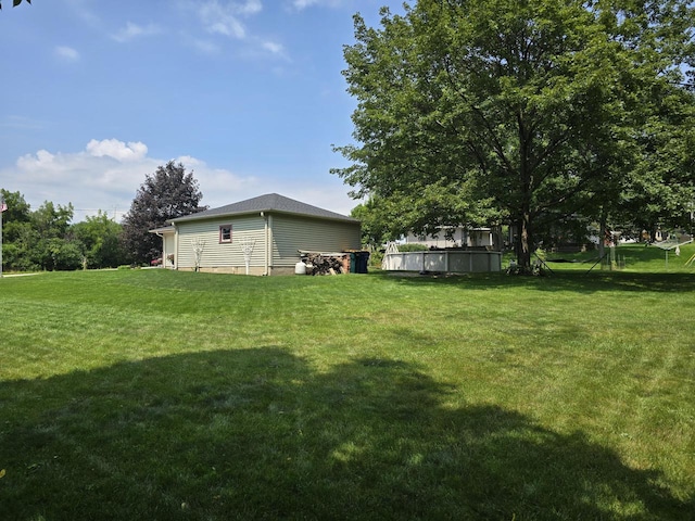 view of yard with a pool