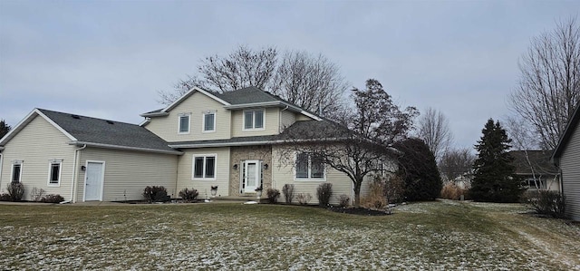 front facade featuring a front lawn