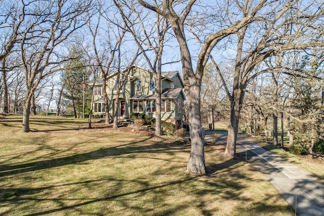 view of front of property featuring a front yard