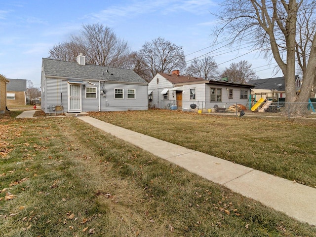 view of front of property featuring a front yard