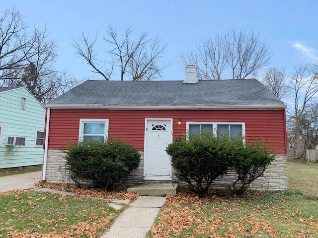 view of front of property featuring a front lawn