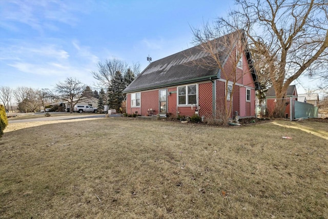 view of front of home featuring a front lawn