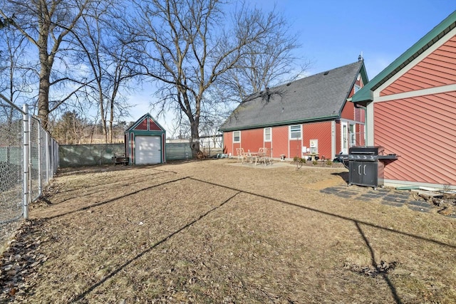 view of yard with a storage unit