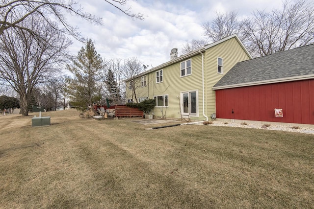 back of house featuring a lawn