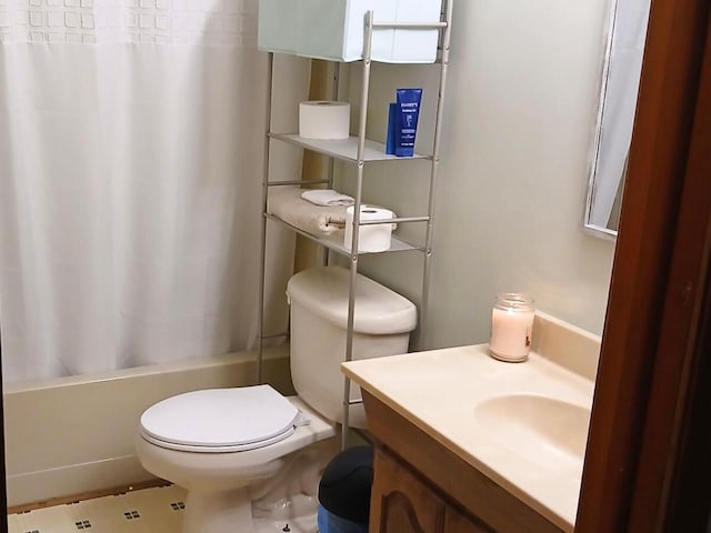 full bathroom with shower / bath combo with shower curtain, vanity, and toilet