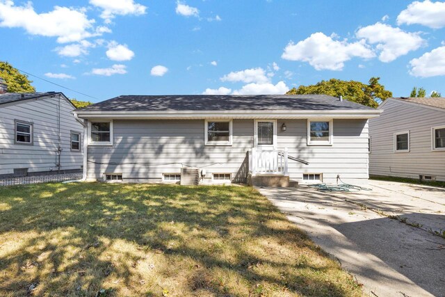 view of front of property featuring a front yard