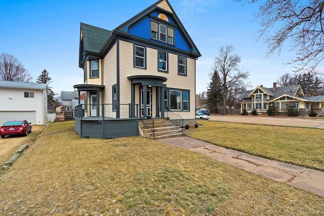 view of front of property featuring a front lawn