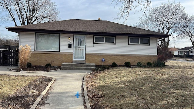 view of front of property featuring a front lawn