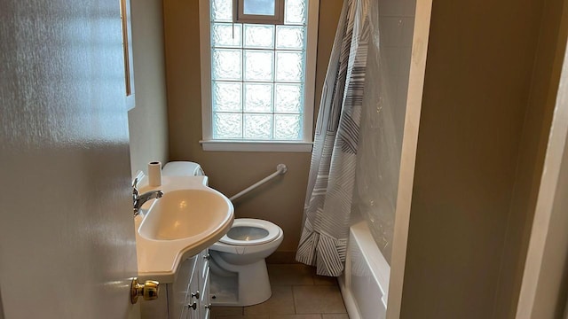 full bathroom featuring tile patterned floors, sink, shower / bath combo, and toilet