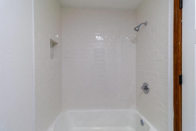 bathroom featuring tiled shower / bath combo