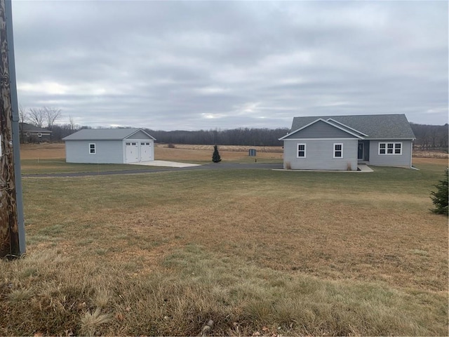 view of yard with an outbuilding and a garage