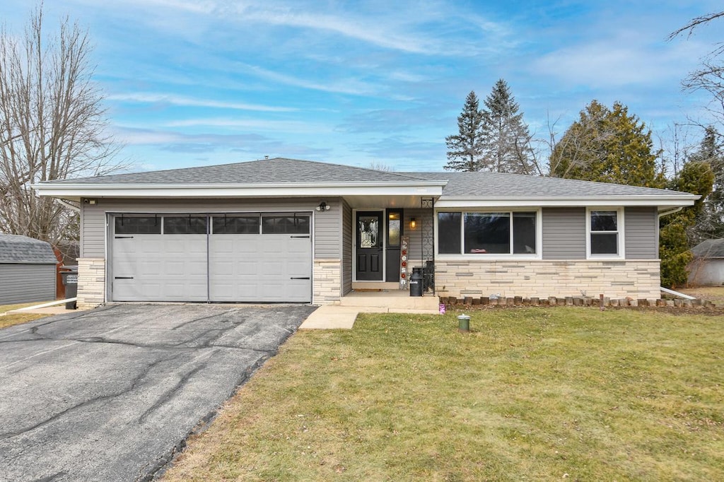 view of front facade featuring a garage and a front lawn