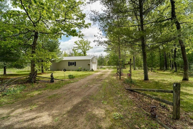 view of yard featuring an outbuilding