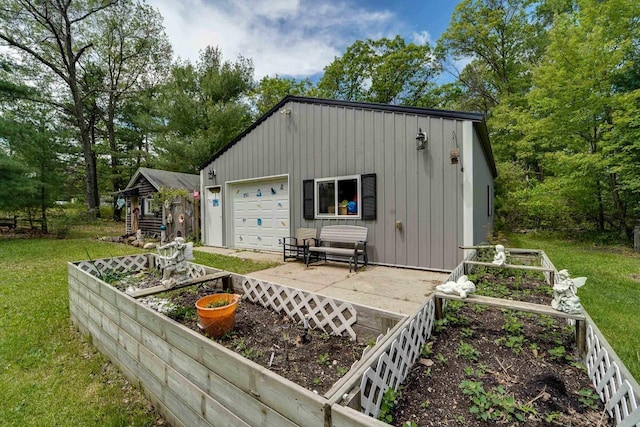 view of outdoor structure featuring a yard