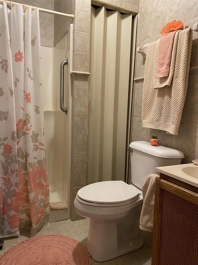 bathroom featuring vanity, curtained shower, and toilet