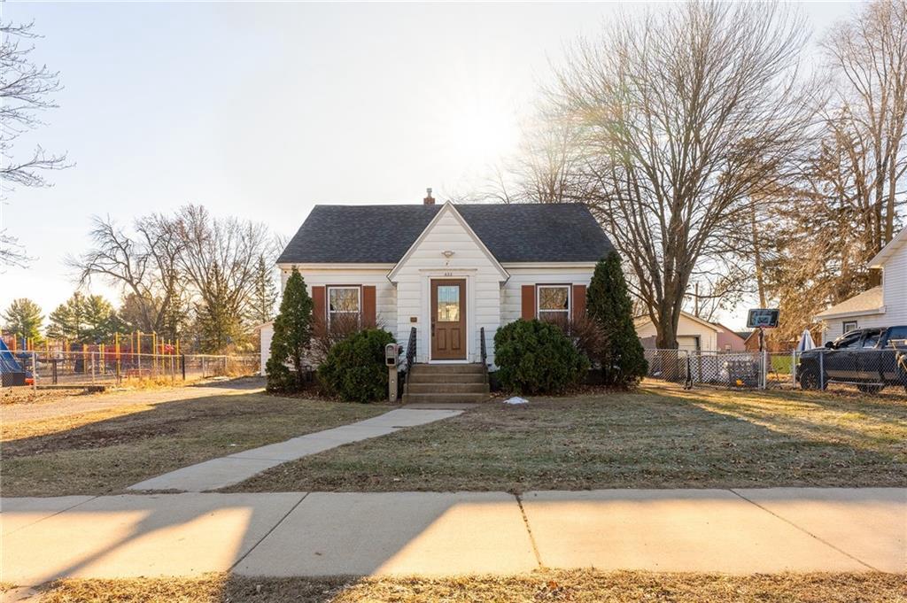 bungalow-style house featuring a front lawn