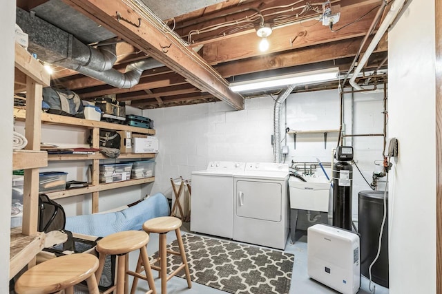 laundry area with sink and independent washer and dryer