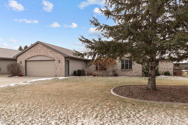 view of front of home featuring a garage and a front yard