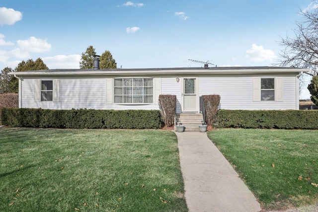 view of front of house featuring a front lawn