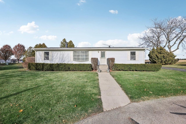 view of front of property featuring a front yard