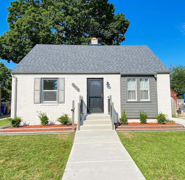 view of front of property featuring a front lawn